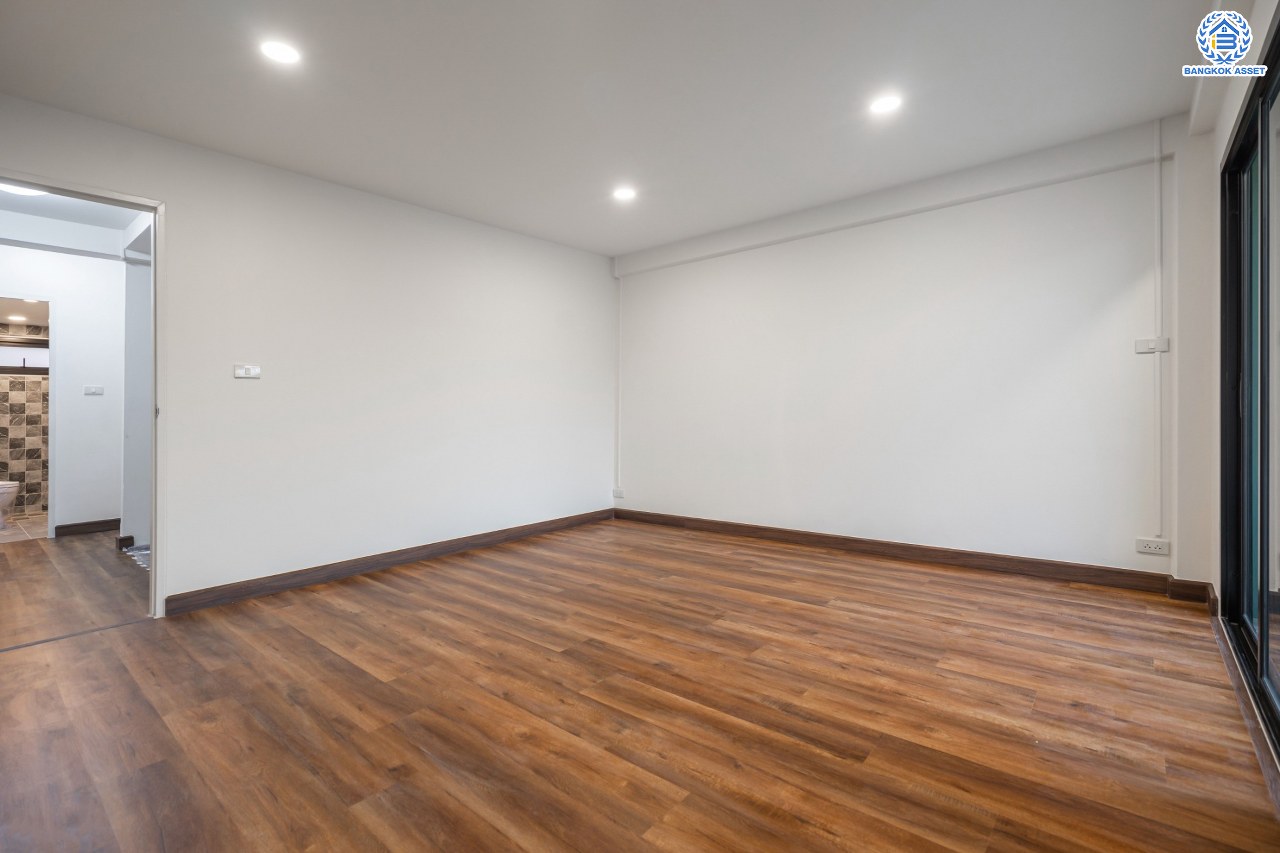 บ้านมือสองตกแต่งใหม่ ม.นาคนิวาส37 ลาดพร้าว เนื้อที่ 28 ตร.ว. ฟังก์ชัน 4 ห้องนอน 3 ห้องน้ำ 1 ที่จอดรถ พร้อม บนทำเลใจกลางเมือง! เชื่อมต่อทั้งถนนประเสริฐมนูญกิจ, เกษตร-นวมินทร์, ลาดพร้าว, รัชโยธินฯ ใกล้ทางด่วนฉลองรัช และรถไฟฟ้าสายสีน้ำเงิน "สถานีลาดพร้าว"...